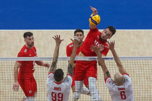 Turkiye v Poland - Men s Volleyball World Championship, WM, Weltmeisterschaft 2025 METRO MANILA, PHILIPPINES - SEPTEMBER 24: Norbert Huber (99), and BartoszKurek (6) of Poland in action during the FIVB Volleyball Men s World Championship quarter finals between Turkiye and Poland at the Mall of Asia Arena, in Pasay City, Metro Manila, Philippines, on September 24, 2025. Daniel Ceng Anadolu Metro Manila Philippines. Editorial use only. Please get in touch for any other usage.  Copyright: x2025xAnadoluxDanielxCengx