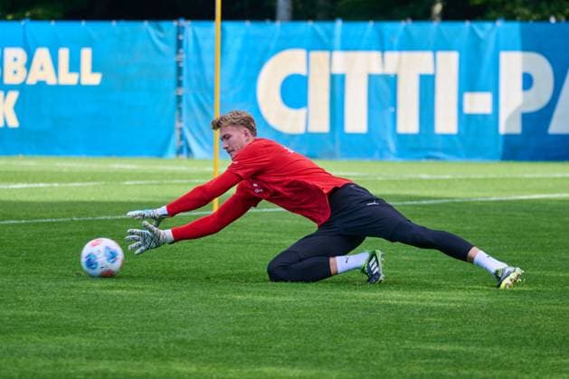24 09 2025, Football, Men, 2 BL, Season 2025 2026, Training Holstein Kiel Goalkeeper Jonas Krumrey with a parade Kiel, Projensdorf Projensdorf, Training ground, Kuns Schleswig Holstein Germany