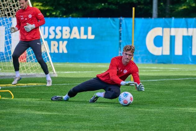 24 09 2025, Football, Men, 2 BL, Season 2025 2026, Training Holstein Kiel Goalkeeper Jonas Krumrey with a parade Kiel, Projensdorf Projensdorf, Training ground, Kuns Schleswig Holstein Germany
