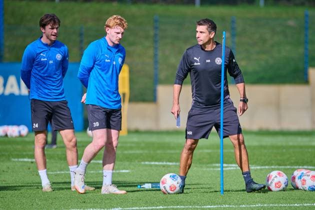 24 09 2025, Football, Men, 2 BL, Season 2025 2026, Training Holstein Kiel Coach Marcel Rapp with Robert Wagner mite and Magnus Knudsen Kiel, Projensdorf Projensdorf, Training ground, Kuns Schleswig Holstein Germany