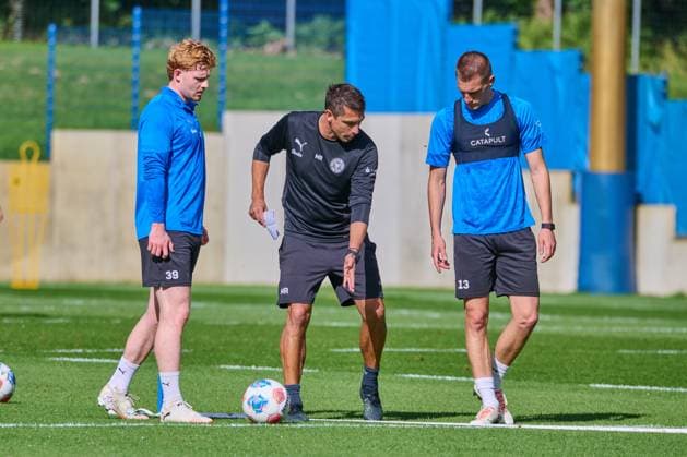 24 09 2025, Football, Men, 2 BL, Season 2025 2026, Training Holstein Kiel Coach Marcel Rapp with Robert Wagner and Ivan Nekic re Kiel, Projensdorf Projensdorf, Training ground, Kuns Schleswig Holstein Germany