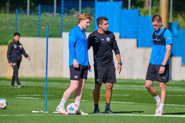 24 09 2025, Football, Men, 2 BL, Season 2025 2026, Training Holstein Kiel Coach Marcel Rapp with Robert Wagner and Ivan Nekic re Kiel, Projensdorf Projensdorf, Training ground, Kuns Schleswig Holstein Germany