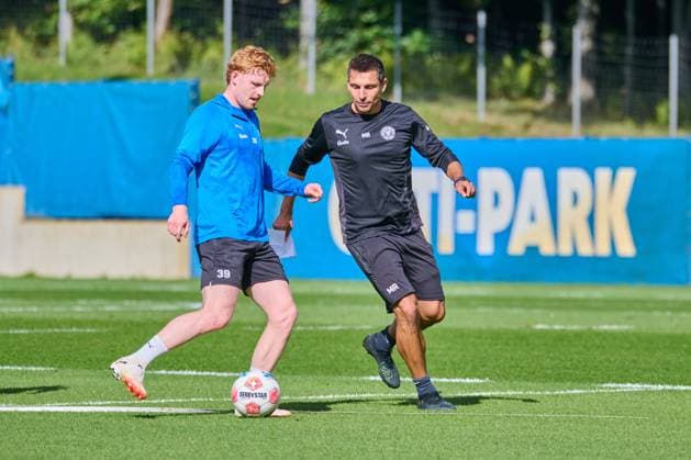 24 09 2025, Football, Men, 2 BL, Season 2025 2026, Training Holstein Kiel Coach Marcel Rapp with Robert Wagner Kiel, Projensdorf Projensdorf, Training ground, Kuns Schleswig Holstein Germany