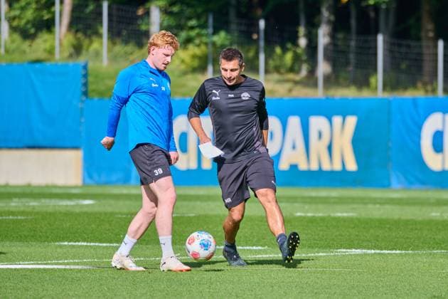 24 09 2025, Football, Men, 2 BL, Season 2025 2026, Training Holstein Kiel Coach Marcel Rapp with Robert Wagner Kiel, Projensdorf Projensdorf, Training ground, Kuns Schleswig Holstein Germany
