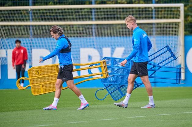 24 09 2025, Football, Men, 2 BL, Season 2025 2026, Training Holstein Kiel John Tolkin li and Kasper Davidsen leave the pitch early Kiel, Projensdorf Projensdorf, Training pitch, Kuns Schleswig Holstein Germany