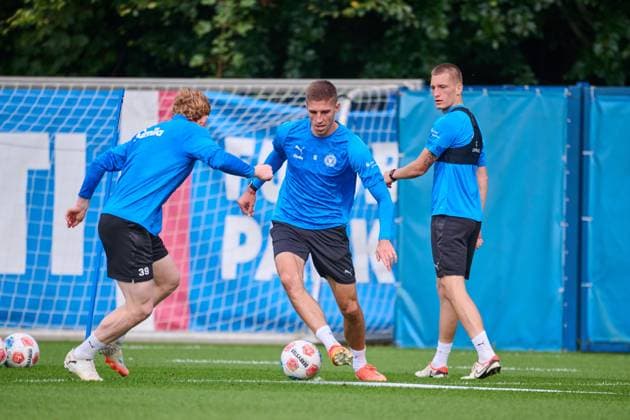 24 09 2025, Football, Men, 2 BL, Season 2025 2026, Training Holstein Kiel Marko Ivezic on the ball against Robert Wagner Kiel, Projensdorf Projensdorf, Training ground, Kuns Schleswig Holstein Germany