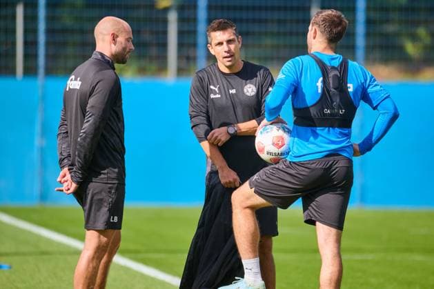 24 09 2025, Football, Men, 2 BL, Season 2025 2026, Training Holstein Kiel Coach Marcel Rapp with Marco Komenda Kiel, Projensdorf Projensdorf, Training ground, Kuns Schleswig Holstein Germany