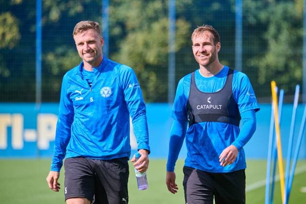 24 09 2025, Football, Men, 2 BL, Season 2025 2026, Training Holstein Kiel Carl Johansson li with Marco Komenda Kiel, Projensdorf Projensdorf, Training ground, Kuns Schleswig Holstein Germany