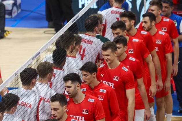 Turkiye v Poland - Men s Volleyball World Championship, WM, Weltmeisterschaft 2025 METRO MANILA, PHILIPPINES - SEPTEMBER 24: Players shake hands after the quarter finals between Turkiye and Poland in the FIVB Volleyball Men s World Championship, at the Mall of Asia Arena, in Pasay City, Metro Manila, Philippines, on September 24, 2025. Daniel Ceng Anadolu Manila Philippines. Editorial use only. Please get in touch for any other usage.  Copyright: x2025xAnadoluxDanielxCengx