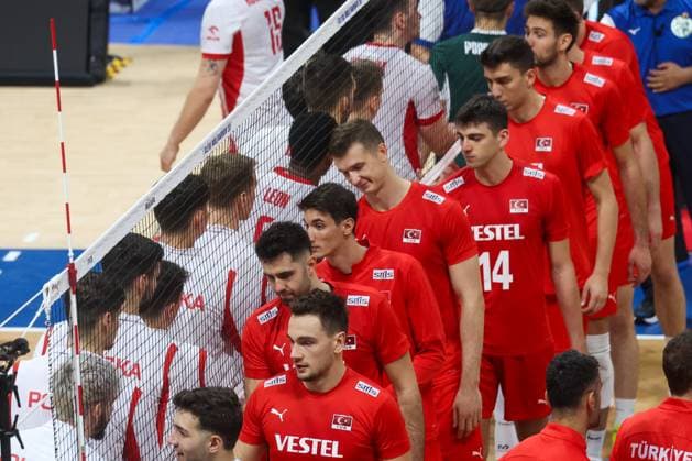 Turkiye v Poland - Men s Volleyball World Championship, WM, Weltmeisterschaft 2025 METRO MANILA, PHILIPPINES - SEPTEMBER 24: Players shake hands after the quarter finals between Turkiye and Poland in the FIVB Volleyball Men s World Championship, at the Mall of Asia Arena, in Pasay City, Metro Manila, Philippines, on September 24, 2025. Daniel Ceng Anadolu Manila Philippines. Editorial use only. Please get in touch for any other usage.  Copyright: x2025xAnadoluxDanielxCengx