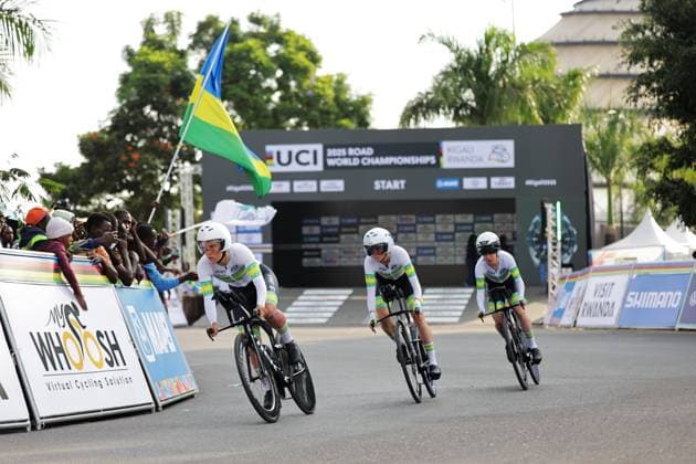 2025 UCI Road World Championships Picture by Alex Whitehead SWpix.com - 24 09 2025 - Cycling - 2025 UCI Road World Championships - Kigali Convention Centre, Kigali, Rwanda - Team Time Trial Mixed Relay - Brodie Chapman (Australia), Amanda Spratt (Australia), Felicity Wilson-Haffenden (Australia) Copyright: x xSWpix.comx(t axPhotographyxHubxLtd)xAlexxWhitehead SWpix.comx SWP-3030-6462