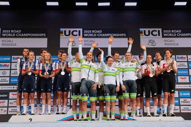 2025 UCI Road World Championships Picture by Alex Whitehead SWpix.com - 24 09 2025 - Cycling - 2025 UCI Road World Championships - Kigali Convention Centre, Kigali, Rwanda - Team Time Trial Mixed Relay Podium - Felicity Wilson-Haffenden, Amanda Spratt, Brodie Chapman, Jay Vine, Lucas Plapp, Michael Matthews (Australia) receiving the Gold Medal to become World Champion with Maeva Squiban, Juliette Labous, Cedrine Kerbaol, Pavel Sivakov, Paul Seixas, Bruno Armirail (France) receiving the Silver Medal and Noemi Ruegg, Marlen Reusser, Jasmin Liechti, Mauro Schmid, Stefan Kung, Jan Christen (Switzerland) receiving the Bronze Medal Copyright: x xSWpix.comx(t axPhotographyxHubxLtd)xAlexxWhitehead SWpix.comx SWP-3030-6504