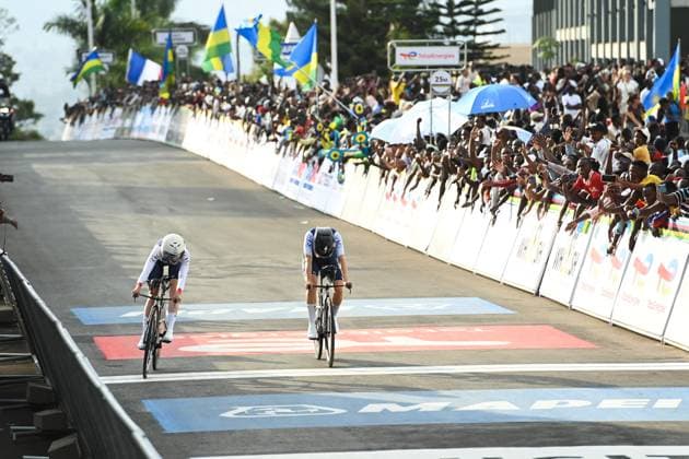 2025 UCI Road World Championships Picture by Simon Wilkinson SWpix.com - 24 09 2025 - Cycling - 2025 UCI Road World Championships - Kigali Convention Centre, Kigali, Rwanda - Team Time Trial Mixed Relay - Maeva Squiban, Juliette Labous, Cedrine Kerbaol (France) Copyright: x xSWpix.comx(t axPhotographyxHubxLtd)xSimonxWilkinson SWpix.comx SWP-3030-6512