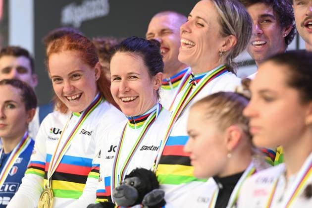 2025 UCI Road World Championships Picture by Simon Wilkinson SWpix.com - 24 09 2025 - Cycling - 2025 UCI Road World Championships - Kigali Convention Centre, Kigali, Rwanda - Team Time Trial Mixed Relay Podium - Felicity Wilson-Haffenden, Amanda Spratt, Brodie Chapman, Jay Vine, Lucas Plapp, Michael Matthews (Australia) receiving the Gold Medal to become World Champion Copyright: x xSWpix.comx(t axPhotographyxHubxLtd)xSimonxWilkinson SWpix.comx SWP-3030-6513