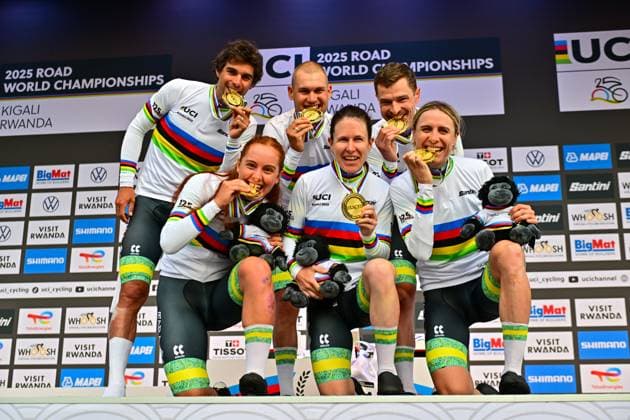 Australia Mixed Team Relay Road World Championships 2025 Rwanda Australia Award Ceremony MATTHEWS Michael, PLAPP Lucas, VINE Jay, CHAPMAN Brodie, SPRATT Amanda, WILSON HAFFENDEN Felicity, Australia, Australia Mixed Team Relay Mixed Relay TTT Road World Cycling Championships 2025 Road World Championships 2025 UCI Cycling World Championships 41.8 km Kigali, Rwanda, World Championships WE ITT WC 24 09 2025