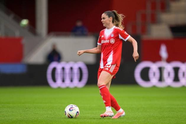 Soccer, Google Pixel Womens Bundesliga, 20250923, FC Bayern Munich SC Freiburg In Picture Sarah ZADRAZIL Bayern, 25 Dribbling Ball Portrait Full Body Full Figure Munich FC Bayern Campus Bayern Germany Copyright: Passion2Press MarkusxFischerx