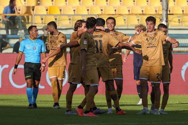 Spezia s Giuseppe Aurelio celebrates with teammates after scoring the goal of 1-1 during Parma Calcio vs Spezia Calcio, Italian football Coppa Italia match in Parma, Italy, September 24 2025  Copyright: xLorenzoxCattani IPAxSportx xipa-agency.netx xx IPA_65686573 IPA_Agency_IPA65686573
