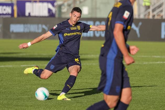 Parma s Nahuel Estevez kicks the ball during Parma Calcio vs Spezia Calcio, Italian football Coppa Italia match in Parma, Italy, September 24 2025  Copyright: xLorenzoxCattani IPAxSportx xipa-agency.netx xx IPA_65686593 IPA_Agency_IPA65686593