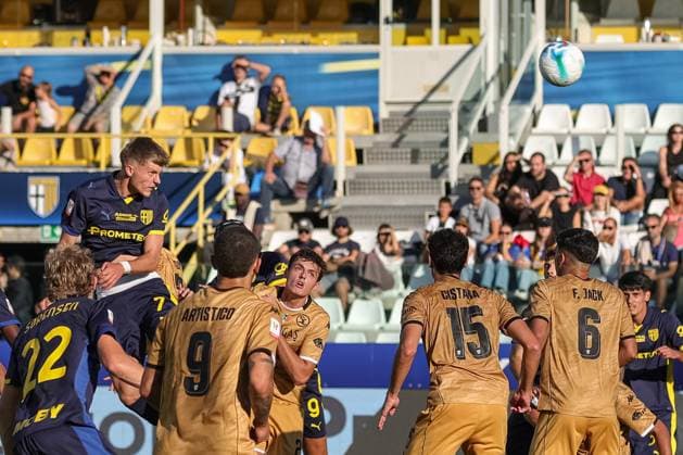 Header of Parma s Adrian Benedyczak during Parma Calcio vs Spezia Calcio, Italian football Coppa Italia match in Parma, Italy, September 24 2025  Copyright: xLorenzoxCattani IPAxSportx xipa-agency.netx xx IPA_65686594 IPA_Agency_IPA65686594