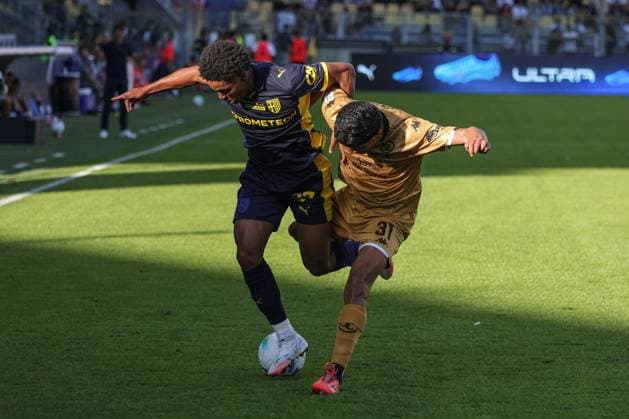 Parma s Sascha Britschgi fights for the ball against Spezia s Giuseppe Aurelio during Parma Calcio vs Spezia Calcio, Italian football Coppa Italia match in Parma, Italy, September 24 2025  Copyright: xLorenzoxCattani IPAxSportx xipa-agency.netx xx IPA_65686595 IPA_Agency_IPA65686595