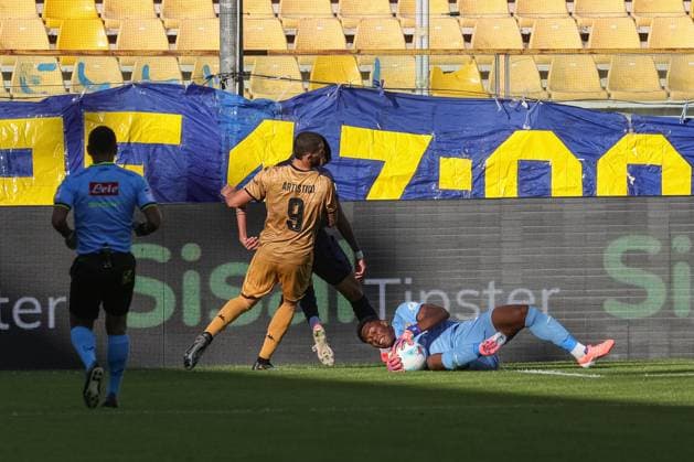 Parma s Zion Suzuki saves the ball during Parma Calcio vs Spezia Calcio, Italian football Coppa Italia match in Parma, Italy, September 24 2025  Copyright: xLorenzoxCattani IPAxSportx xipa-agency.netx xx IPA_65686604 IPA_Agency_IPA65686604