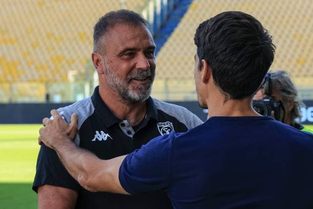 Spezia s Head coach Luca D Angelo with Parma s Head coach Carlos Cuesta during Parma Calcio vs Spezia Calcio, Italian football Coppa Italia match in Parma, Italy, September 24 2025  Copyright: xLorenzoxCattani IPAxSportx xipa-agency.netx xx IPA_65686612 IPA_Agency_IPA65686612