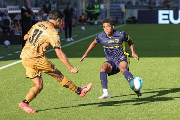 Spezia s Giuseppe Aurelio in action against Parma s Sascha Britschgi during Parma Calcio vs Spezia Calcio, Italian football Coppa Italia match in Parma, Italy, September 24 2025  Copyright: xLorenzoxCattani IPAxSportx xipa-agency.netx xx IPA_65686615 IPA_Agency_IPA65686615