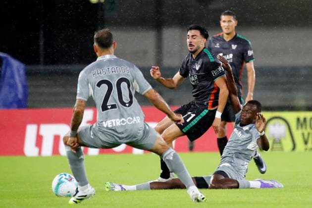 Kike Perez( 71 Venezia FC) Verona™s Cheikh Niasse during the Frecciarossa Italian Cup 2025 2026 soccer match between Hellas Verona and Venezia at Stadio Marcantonio Bentegodi in Verona , North Italy , Wednesday ,September 24, 2025. - Soccer  Copyright: xPaolaxGarbuio Lapressex