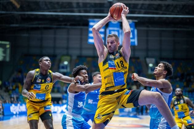 Sport Themen der Woche KW 39 Babacar Sane (MHP RIESEN Ludwigsburg, 00), Jonas Wohlfarth-Bottermann (MHP RIESEN Ludwigsburg, 18), Garai Zeeb (Frankfurt Skyliners, 03), GER, Skyliners Frankfurt vs. MHP Riesen Ludwigsburg, easycredit BBL, Basketball, BBL-Pokal, 1. Runde, Spielzeit 2025 2026, 24.09.2025, GER, Skyliners Frankfurt vs. MHP Riesen Ludwigsburg, easycredit BBL, Basketball, BBL-Pokal, 1. Runde, Spielzeit 2025 2026, 24.09.2025 Frankfurt am Main *** Babacar Sane MHP RIESEN Ludwigsburg, 00 , Jonas Wohlfarth Bottermann MHP RIESEN Ludwigsburg, 18 , Garai Zeeb Frankfurt Skyliners, 03 , GER, Skyliners Frankfurt vs MHP Riesen Ludwigsburg, easycredit BBL, Basketball, BBL Pokal, 1 round, season 2025 2026, 24 09 2025, GER, Skyliners Frankfurt vs MHP Riesen Ludwigsburg, easycredit BBL, Basketball, BBL Pokal, 1 round, season 2025 2026, 24 09 2025 Frankfurt am Main Copyright: xEibner-Pressefoto SaschaxWaltherx EP_EER