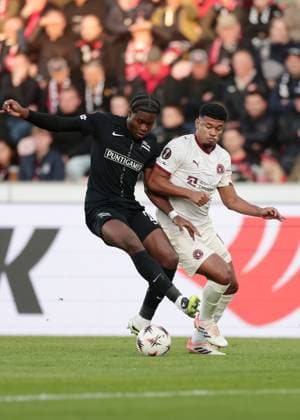 SOCCER - UEFA EL, Midtjylland vs Sturm HERNING,DENMARK,24.SEP.25 - SOCCER - UEFA Europa League, FC Midtjylland vs SK Sturm Graz. Image shows Tochi Chukwuani (Sturm) and Pedro Bravo (Midtjylland).  GEPAxpictures xMatthiasxTrinkl