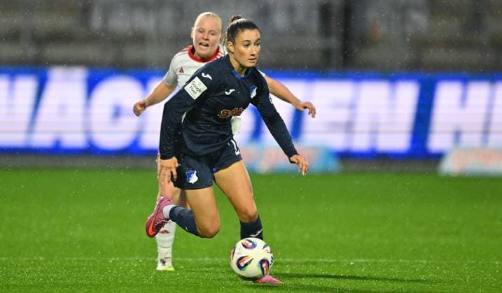 24 09 2025 Soccer Season 2025 2026 1 Google Pixel Women Bundesliga 04 Matchday TSG Hoffenheim 1 FC Nürnberg FCN Club Clubfrauen Sportfoto Zink xwoxzix Janna Grimm 26, TSG Hoffenheim in front of Aleigh Gambone 16, 1 FC Nürnberg FCN