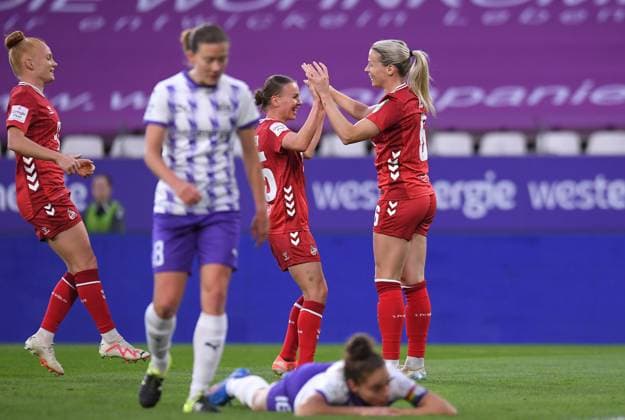 Soccer Google Pixel Womens Bundesliga Season 2025 2026 4 Matchday SGS Essen 1 FC Köln on 24 09 2025 at Stadion an der Hafenstraße in Essen Sandra Maria Jessen 1 FC Köln , right is happy about the 0 1 DFB regulations prohibit any use of photographs as image sequences and or quasi video Nordrhein Westfalen Germany
