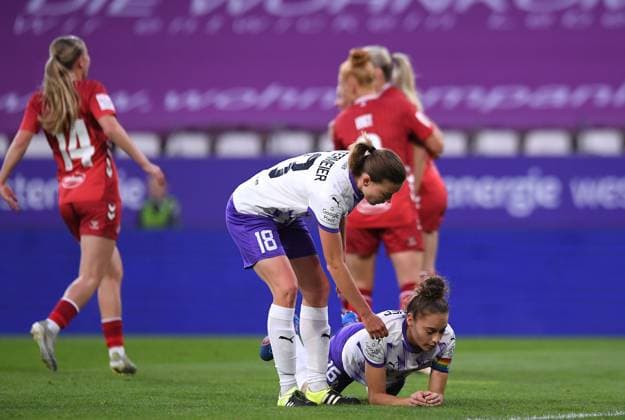 Soccer Google Pixel Womens Bundesliga Season 2025 2026 4 Matchday SGS Essen 1 FC Köln on 24 09 2025 at Stadion an der Hafenstraße in Essen Lena Ostermeier SGS Essen , left Jacqueline Meißner SGS Essen , right DFB regulations prohibit any use of photographs as image sequences and or quasi video Nordrhein Westfalen Germany
