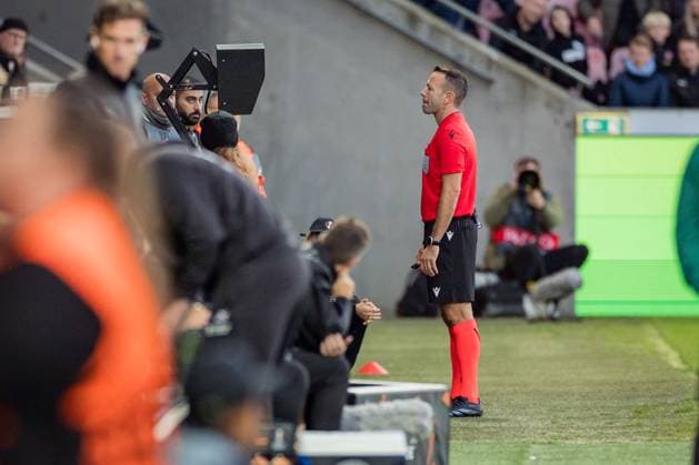 SOCCER - UEFA EL, Midtjylland vs Sturm HERNING,DENMARK,24.SEP.25 - SOCCER - UEFA Europa League, FC Midtjylland vs SK Sturm Graz. Image shows referee Orel Grinfeeld.  GEPAxpictures xMatthiasxTrinkl