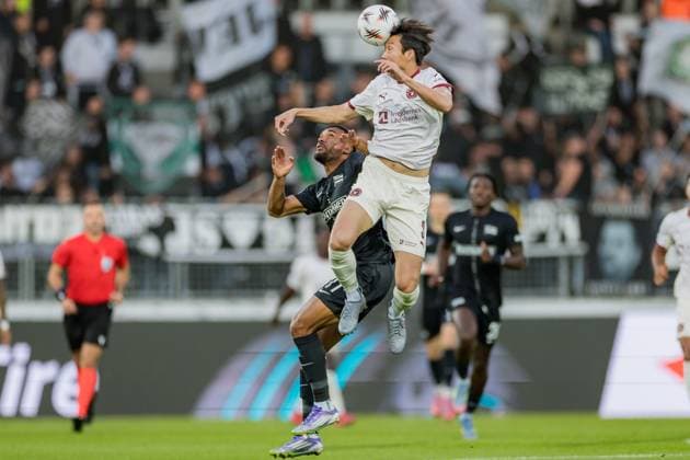 SOCCER - UEFA EL, Midtjylland vs Sturm HERNING,DENMARK,24.SEP.25 - SOCCER - UEFA Europa League, FC Midtjylland vs SK Sturm Graz. Image shows Maurice Malone (Sturm) and Han-Beom Lee (Midtjylland).  GEPAxpictures xMatthiasxTrinkl