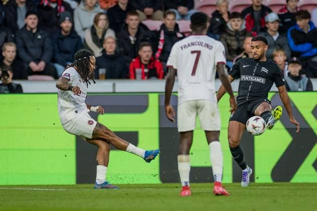 SOCCER - UEFA EL, Midtjylland vs Sturm HERNING,DENMARK,24.SEP.25 - SOCCER - UEFA Europa League, FC Midtjylland vs SK Sturm Graz. Image shows Kevin Mbabu (Midtjylland) and Maurice Malone (Sturm).  GEPAxpictures xMatthiasxTrinkl