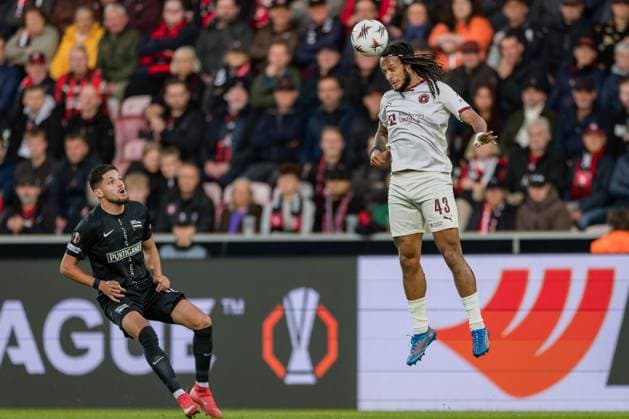 SOCCER - UEFA EL, Midtjylland vs Sturm HERNING,DENMARK,24.SEP.25 - SOCCER - UEFA Europa League, FC Midtjylland vs SK Sturm Graz. Image shows Tomi Horvat (Sturm) and Kevin Mbabu (Midtjylland).  GEPAxpictures xMatthiasxTrinkl