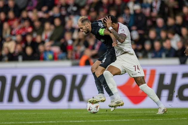SOCCER - UEFA EL, Midtjylland vs Sturm HERNING,DENMARK,24.SEP.25 - SOCCER - UEFA Europa League, FC Midtjylland vs SK Sturm Graz. Image shows Jon Gorenc Stankovic (Sturm) and Junior Brumado (Midtjylland).  GEPAxpictures xMatthiasxTrinkl