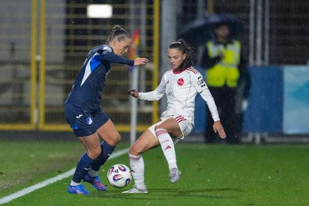v li Lisann Kaut TSG, 4 , Sanja Homann FCN, 19 , duel, duel, tackle, tackling, dynamics, action, action, 24 09 2025, Sinsheim Hoffenheim Germany , Football, Google Pixel Women Bundesliga, TSG 1899 Hoffenheim 1 FC Nürnberg, DFB DFL REGULATIONS PROHIBIT ANY USE OF PHOTOGRAPHS AS IMAGE SEQUENCES AND OR QUASI VIDEO xozx
