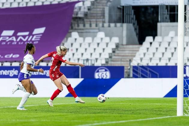 GOOGLE PIXEL Womens Bundesliga, SGS Essen 1 FC Köln 24 09 2025 Sandra Jessen 1 FC Köln, 6 shoots the 0 1 GOOGLE PIXEL Womens Bundesliga, SGS Essen 1 FC Köln, Essen, Stadion an der Hafenstrasse on 24 09 2025 DFB REGULATIONS PROHIBIT ANY USE OF PHOTOGRAPHS AS IMAGE SEQUENCES AND OR QUASI VIDEO Copyright: xBEAUTIFULxSPORTS Wunderlx