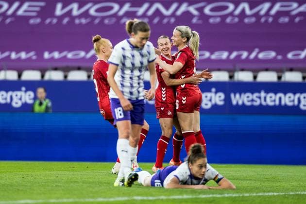 GOOGLE PIXEL Womens Bundesliga, SGS Essen 1 FC Köln 24 09 2025 Cheering for 0 1 by Sandra Jessen 1 FC Köln, 6 , Goal, Goal celebration GOOGLE PIXEL Womens Bundesliga, SGS Essen 1 FC Köln, Essen, Stadion an der Hafenstrasse on 24 09 2025 DFB REGULATIONS PROHIBIT ANY USE OF PHOTOGRAPHS AS IMAGE SEQUENCES AND OR QUASI VIDEO Copyright: xBEAUTIFULxSPORTS Wunderlx