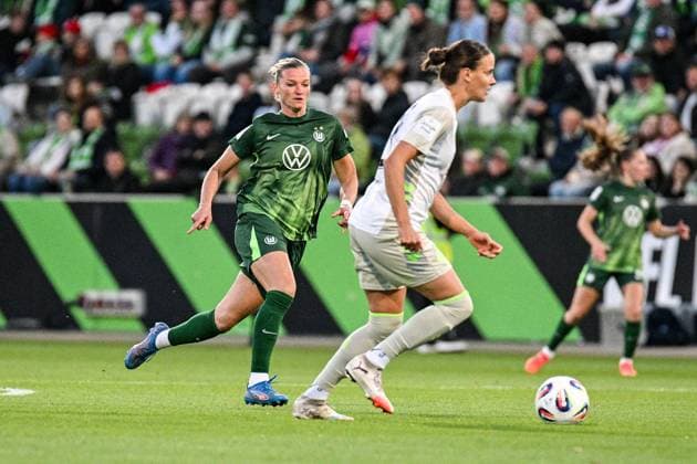 Soccer I Women I Season 2025 2026 I Bundesliga I 4 Matchday I VfL Wolfsburg SV Werder Bremen I 24 09 2025 Alexandra Popp 11, VfL Wolfsburg runs Hanna Nemeth 23, SV Werder Bremen on Wolfsburg AOK Stadium Lower Saxony Germany Copyright: xLobeca InesxHähnelx