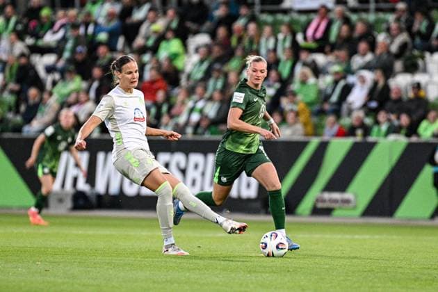 Soccer I Women I Season 2025 2026 I Bundesliga I Matchday 4 I VfL Wolfsburg SV Werder Bremen I 24 09 2025 Hanna Nemeth 23, SV Werder Bremen plays the ball in front of Alexandra Popp 11, VfL Wolfsburg Wolfsburg AOK Stadion Niedersachsen Germany Copyright: xLobeca InesxHähnelx
