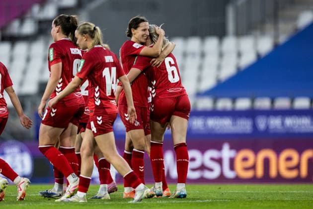 GOOGLE PIXEL Womens Bundesliga, SGS Essen 1 FC Köln 24 09 2025 Cheering for 0 2 by Sandra Jessen 1 FC Köln, 6 , Goal, Goal celebration GOOGLE PIXEL Womens Bundesliga, SGS Essen 1 FC Köln, Essen, Stadion an der Hafenstrasse on 24 09 2025 DFB REGULATIONS PROHIBIT ANY USE OF PHOTOGRAPHS AS IMAGE SEQUENCES AND OR QUASI VIDEO Copyright: xBEAUTIFULxSPORTS Wunderlx