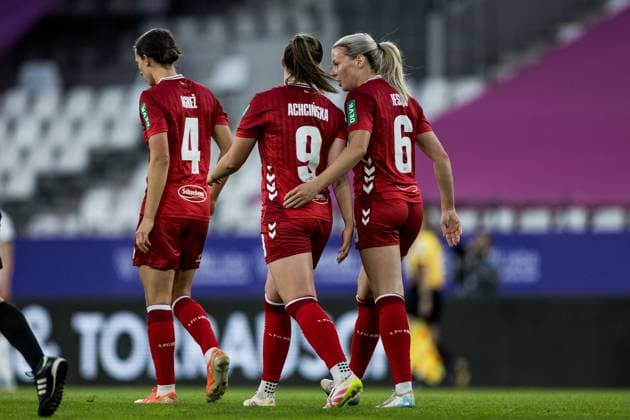 GOOGLE PIXEL Womens Bundesliga, SGS Essen 1 FC Köln 24 09 2025 Cheering for 0 2 by Sandra Jessen 1 FC Köln, 6 , Goal, Goal celebration GOOGLE PIXEL Womens Bundesliga, SGS Essen 1 FC Köln, Essen, Stadion an der Hafenstrasse on 24 09 2025 DFB REGULATIONS PROHIBIT ANY USE OF PHOTOGRAPHS AS IMAGE SEQUENCES AND OR QUASI VIDEO Copyright: xBEAUTIFULxSPORTS Wunderlx