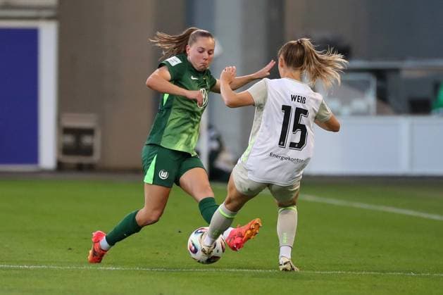 VfL Bremen, BL Frauen Wolfsburg, 24 09 2025, FUßBALL VfL Wolfsburg vs SV Werder Bremen, Google Pixel Frauen Bundesliga, Saison 2025 26 Janou Levels VfL Wolfsburg , Jasmin Sehan Werder Bremen Wolfsburg