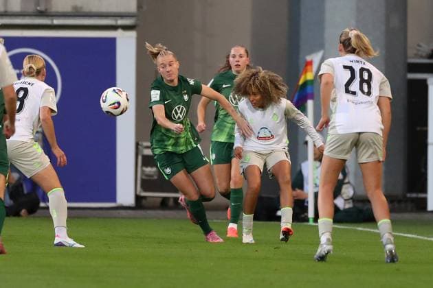 VfL Bremen, BL Frauen Wolfsburg, 24 09 2025, FUßBALL VfL Wolfsburg vs SV Werder Bremen, Google Pixel Frauen Bundesliga, Saison 2025 26 Ella Paddemors VfL Wolfsburg , Amira Arfaoui Werder Bremen Wolfsburg
