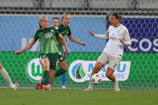 VfL Bremen, BL Frauen Wolfsburg, 24 09 2025, FUßBALL VfL Wolfsburg vs SV Werder Bremen, Google Pixel Frauen Bundesliga, Saison 2025 26 Camilla Küver VfL Wolfsburg , Larissa Mühlhaus Werder Bremen Wolfsburg