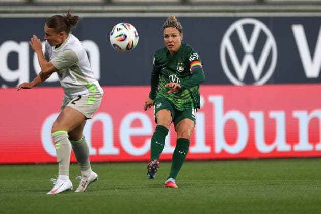 VfL Bremen, BL Frauen Wolfsburg, 24 09 2025, FUßBALL VfL Wolfsburg vs SV Werder Bremen, Google Pixel Frauen Bundesliga, Saison 2025 26 Chiara DÂ Angelo Werder Bremen , Svenja Huth VfL Wolfsburg Wolfsburg