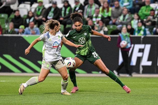 Soccer I Women I Season 2025 2026 I Bundesliga I 4 Matchday I VfL Wolfsburg SV Werder Bremen I 24 09 2025 Duel Michelle Weiß 15, SV Werder Bremen and Cora Zicai 28, VfL Wolfsburg Wolfsburg AOK Stadium Lower Saxony Germany Copyright: xLobeca InesxHähnelx